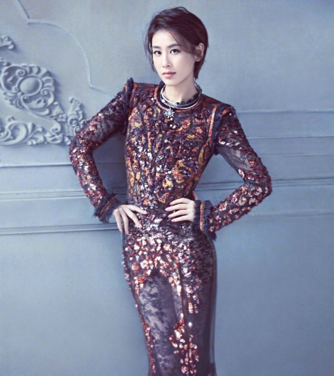 黄圣依身着黑色斜肩高开衩长裙，发丝随风轻舞，于光影交织间释放冷艳魅力