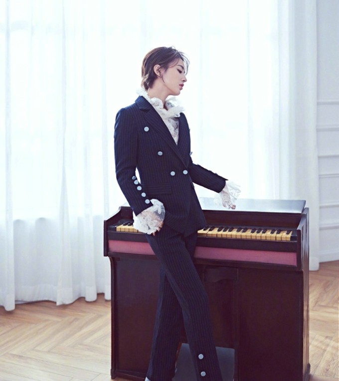 黄圣依身穿酒红色拼色皮质风衣，眼神锐利，展现酷飒不羁的摩登型格