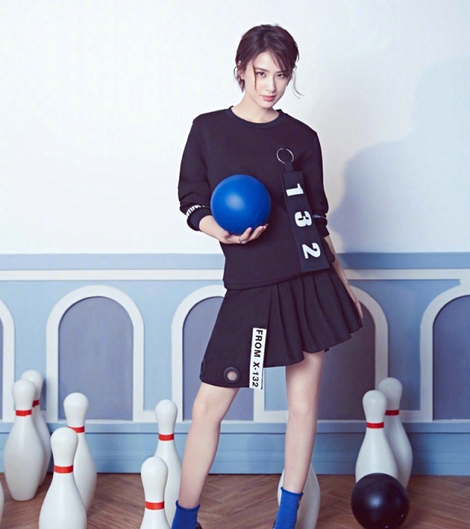 黄圣依手持鲜花温柔浅笑，化身静谧治愈的森林系精灵