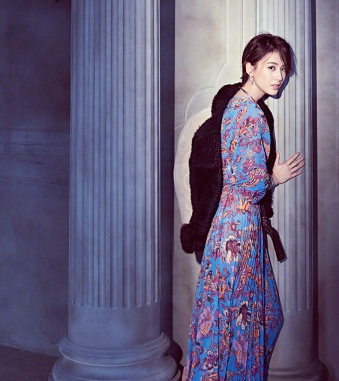 黄圣依身穿波点蛋糕裙置身淡雅背景，宛如古典油画中的静谧少女