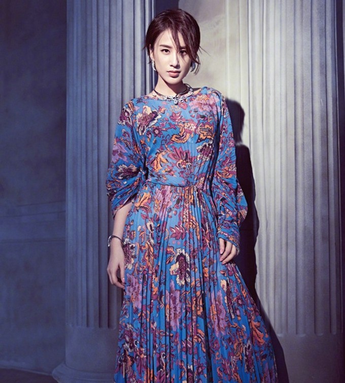 黄圣依以简约束发造型亮相，佩戴精致饰品，展现东方女性的典雅韵味