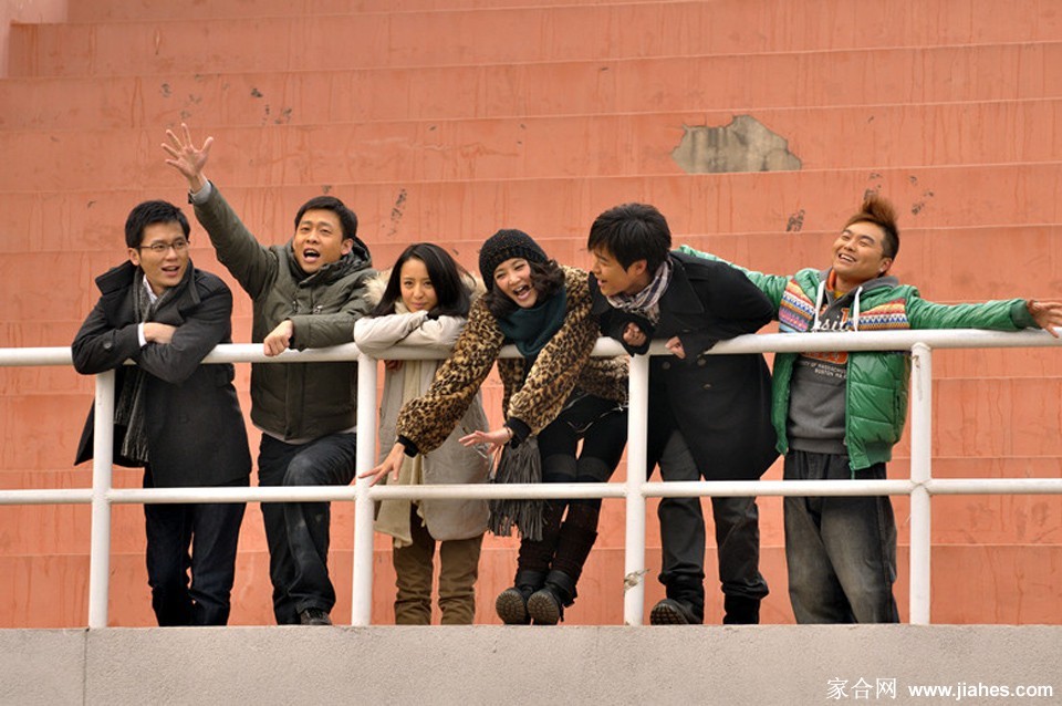 暖色调光影中，她微卷的发丝垂落，静谧凝视远方，氛围温暖而治愈