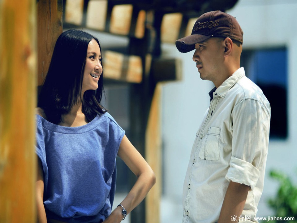 张歆艺侧首浅笑，柔和光影轻抚面庞，眼眸中似有星辰闪烁