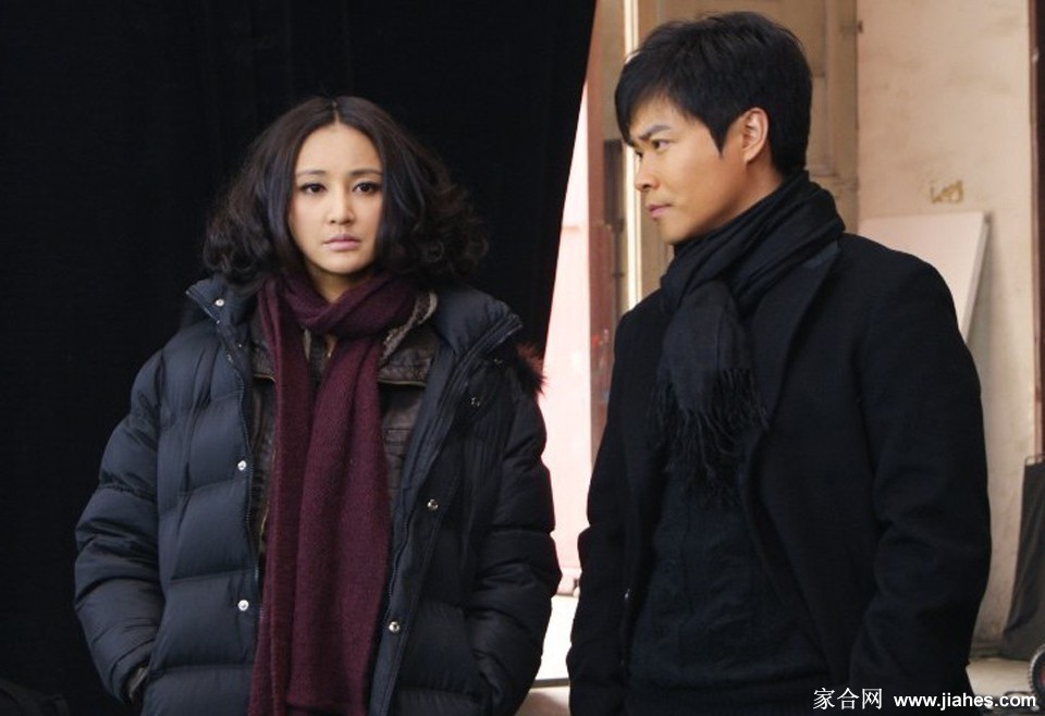 微风轻拂发丝，她展露清新笑颜，如夏日清风沁人心脾