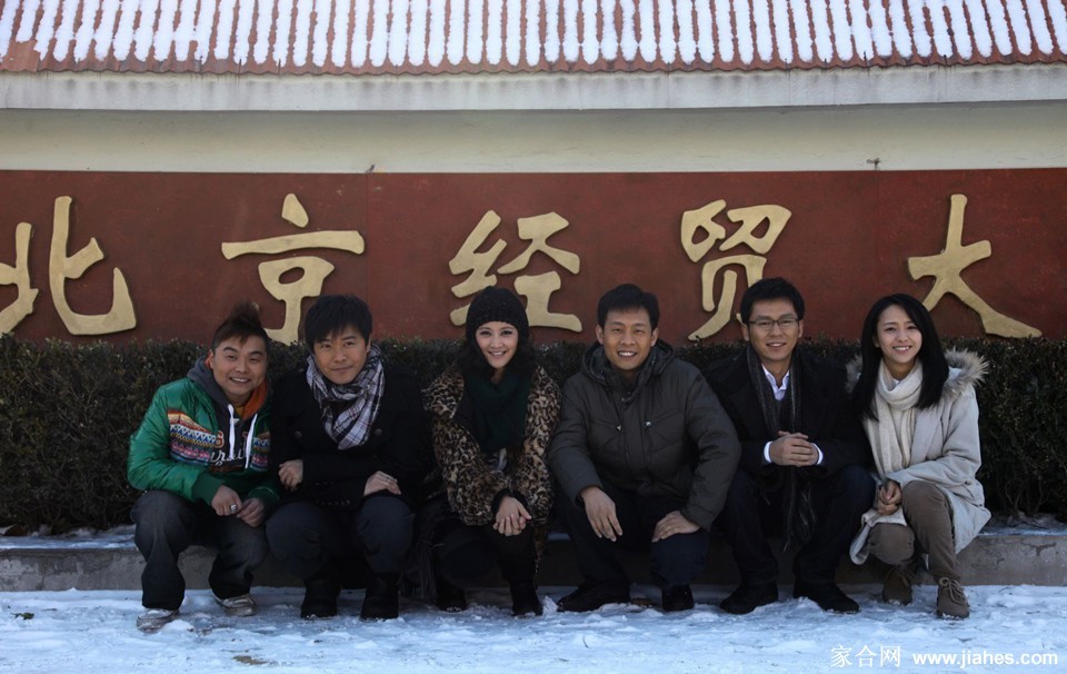 逆光而坐，周身笼罩金色光晕，如梦似幻，宛若油画中的少女