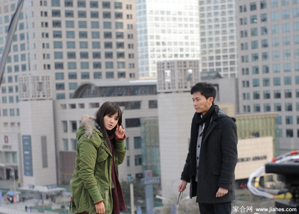 黑白光影对比中，她的轮廓分明，眼神坚定而柔和，展现经典之美