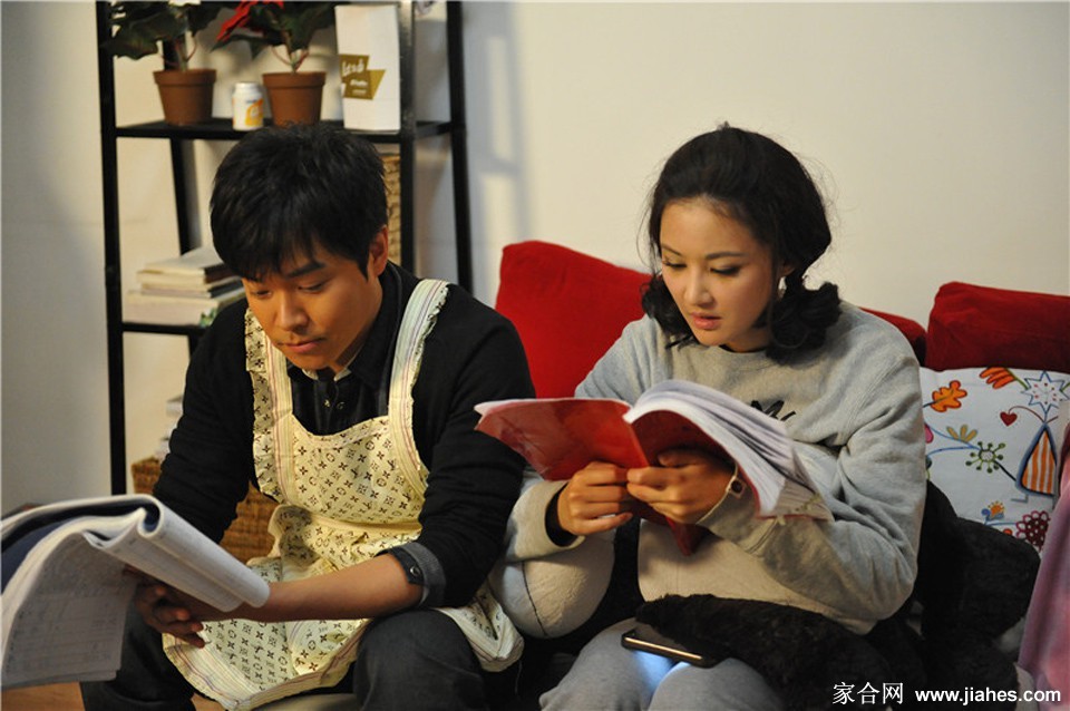 轻倚桌旁，手持书卷，文艺气息与清纯气质完美融合