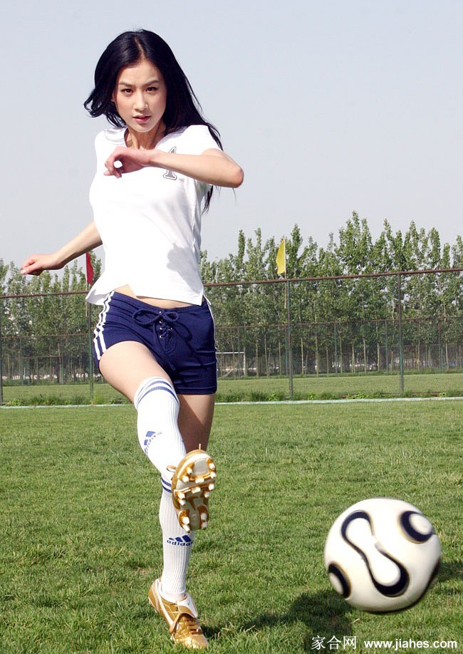 黄圣依侧身回眸灵动俏皮，展现少女般无忧无虑的欢快神情