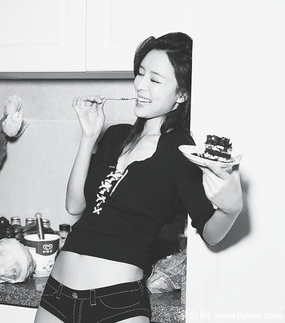 张静初闭目沉思，光线温柔洒落，画面充满冥想般的宁静与内在张力