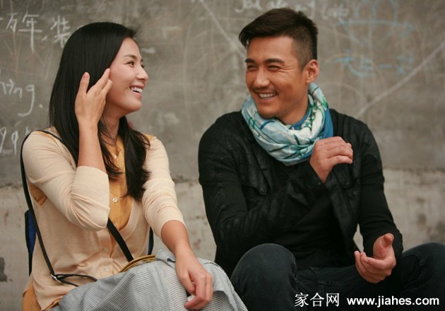 程雨回眸瞬间，发丝轻扬，背景虚化的都市光影衬托出她清晰而略带故事感的面容