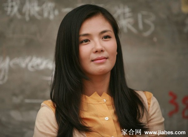 程雨倚靠栏杆，城市夜景在身后璀璨如星河，她独自一人却仿佛拥有整个世界的宁静