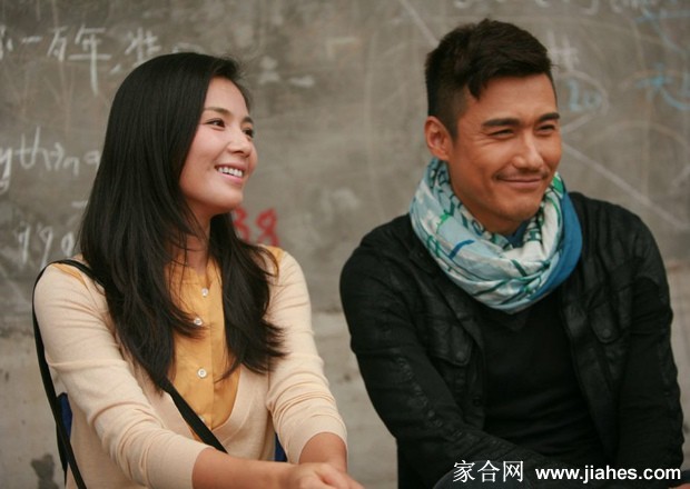 程雨背影独立于广阔天地间，衣袂飘飘，意境悠远，仿佛象征着人生旅程中的孤独与坚定