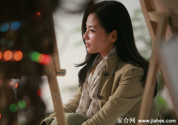 程雨在温馨室内低头莞尔，灯光柔和，营造出私密而充满安全感的个人情感空间