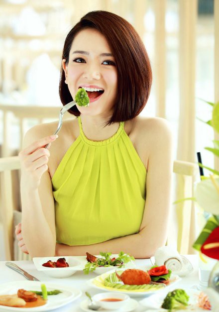 戚薇提着裙摆在林间小径上俏皮奔跑，发丝与裙角一同随风轻扬