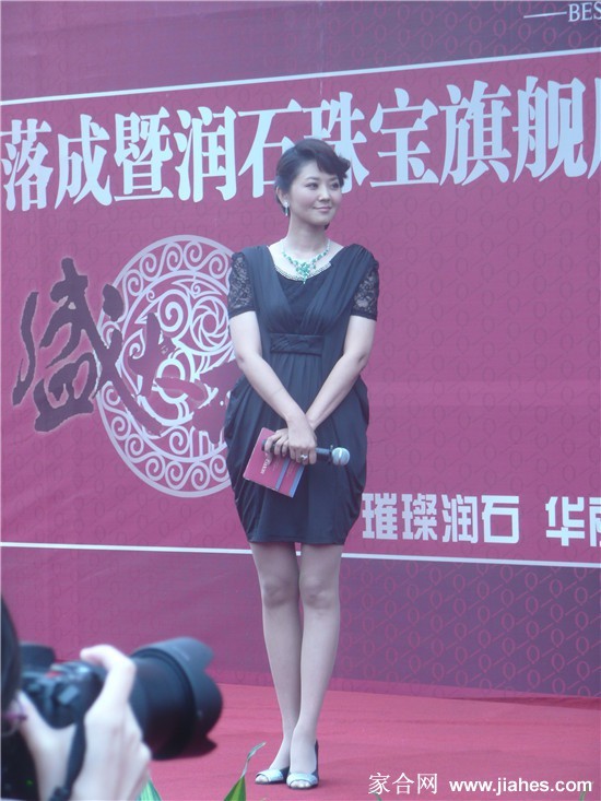 方琼身着职业套装优雅侧坐，修身剪裁尽显其高挑曼妙的身姿曲线