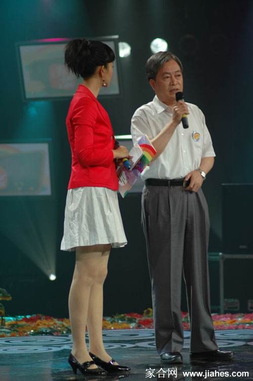 方琼置身现代都市背景，时尚穿搭与摩登气质相得益彰，宛若潮流画报女主角