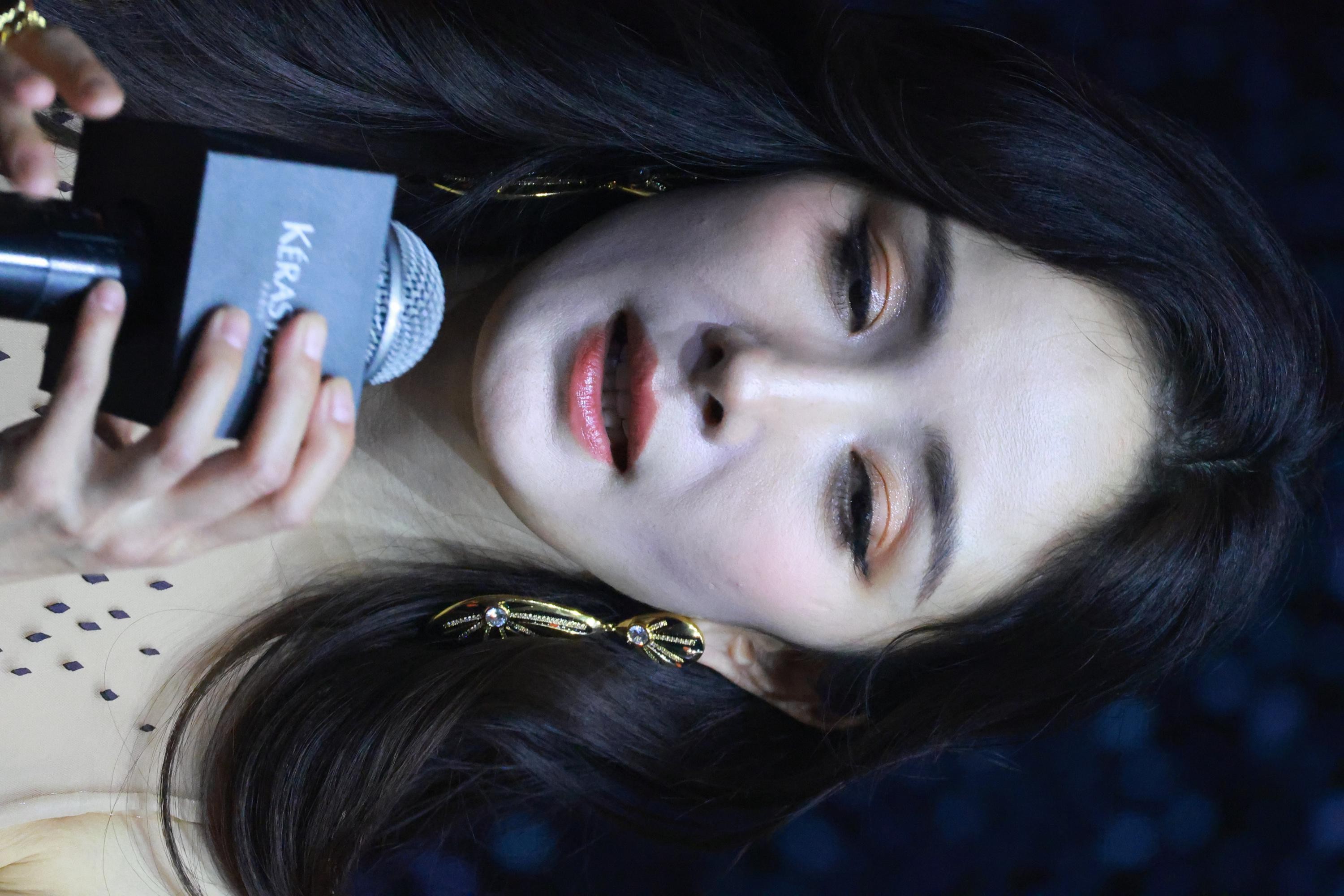 杨幂黑色背景前侧颜凝视 深蓝亮片礼服如深海人鱼泪光闪烁