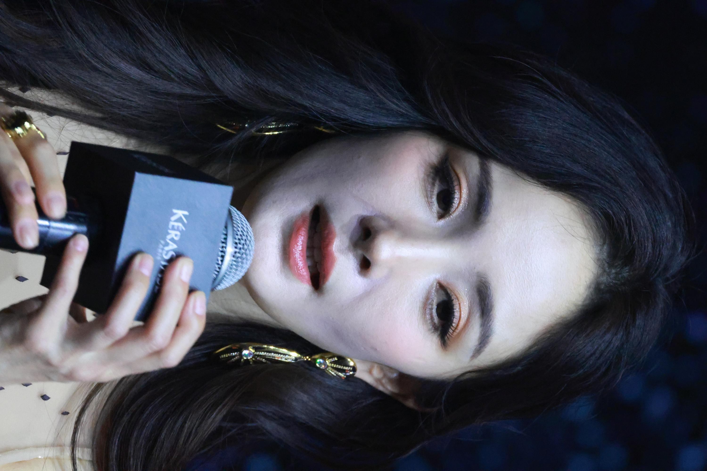 杨幂编发盘发造型倚靠墙边 蓝绿蓬蓬裙宛如迷雾森林精灵