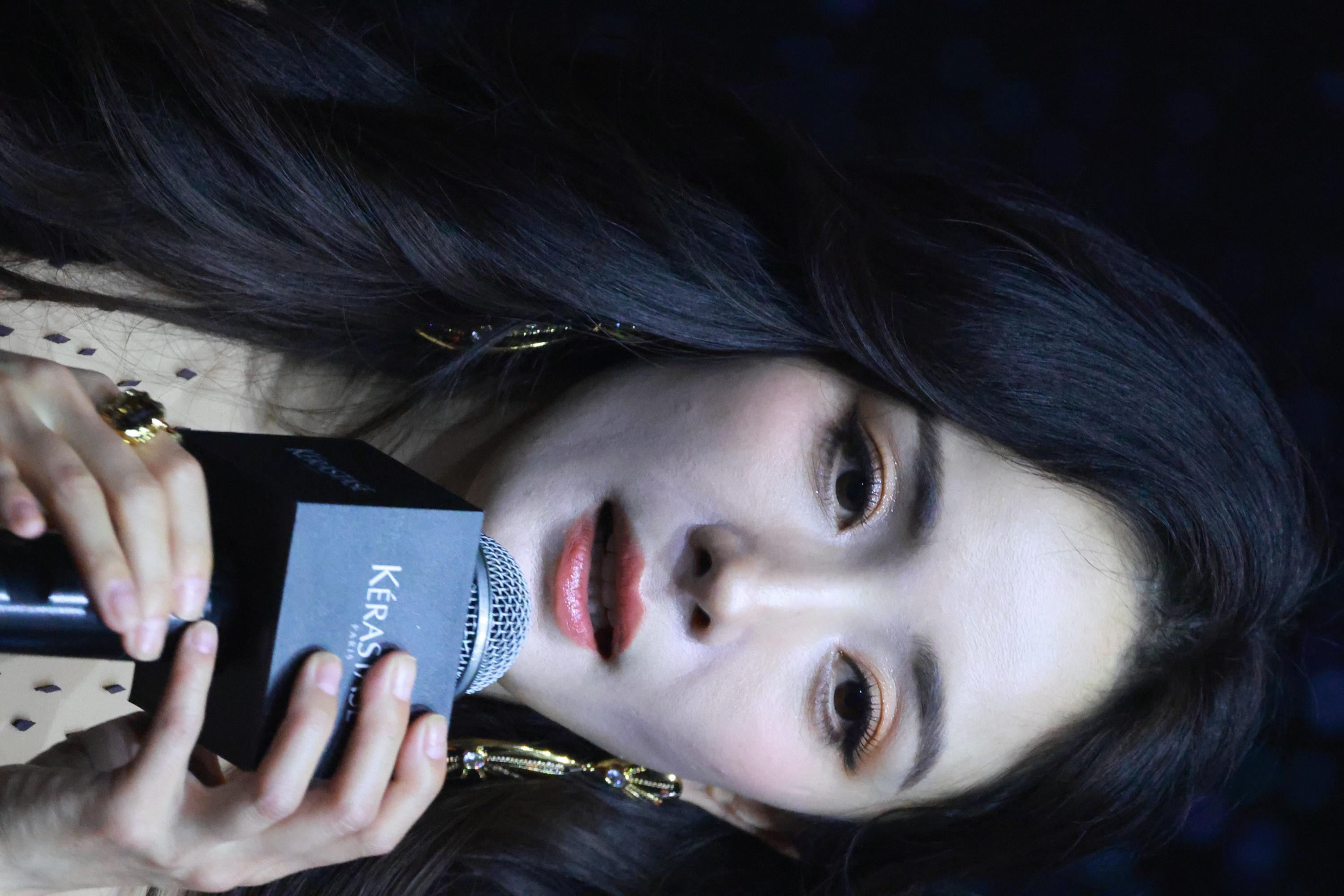 杨幂佩戴蓝宝石项链回眸 冷白皮与暗夜星河般礼服交织璀璨