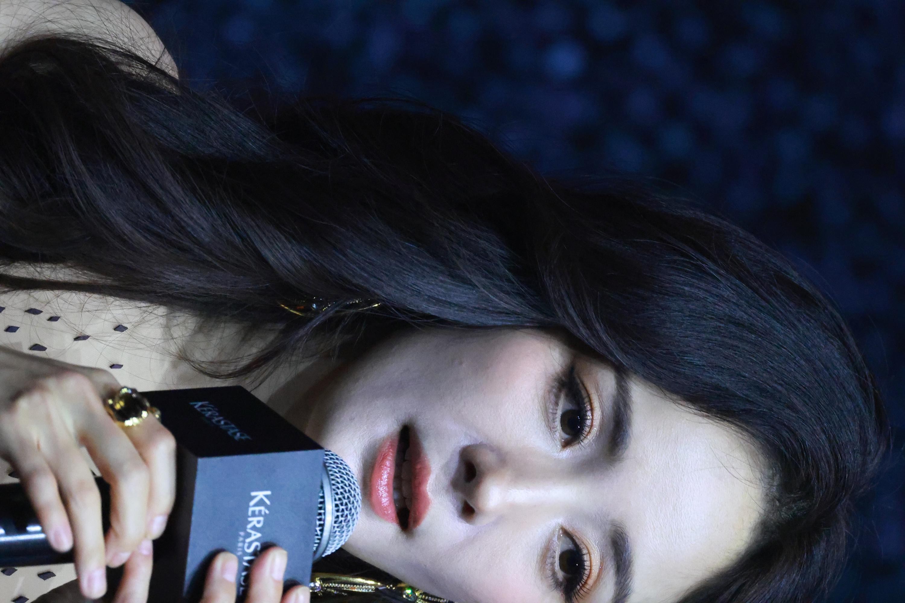 杨幂侧身提缎面裙摆回眸 立体花朵装饰裙身尽显优雅风情