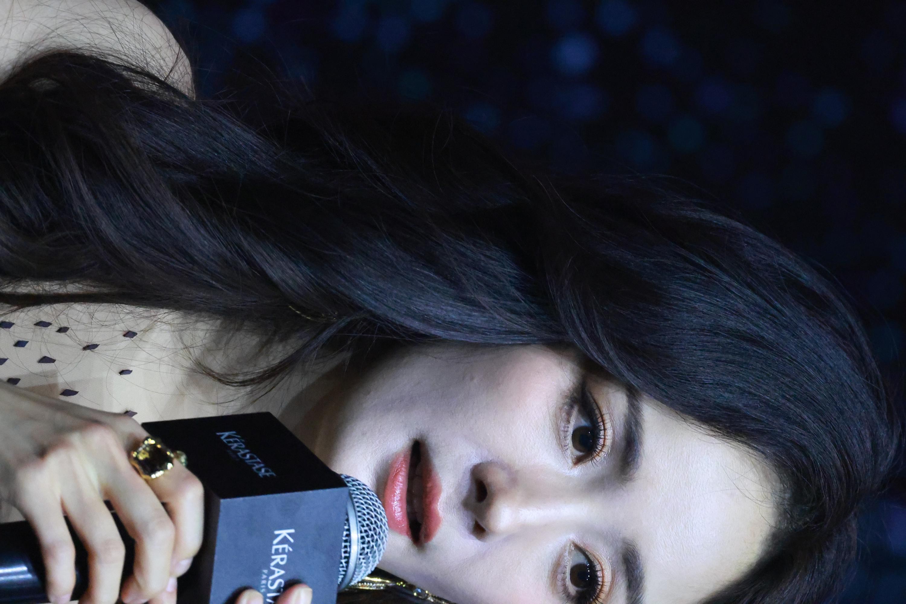 杨幂单手托腮静坐 鎏金光泽绸缎长裙勾勒温柔侧影