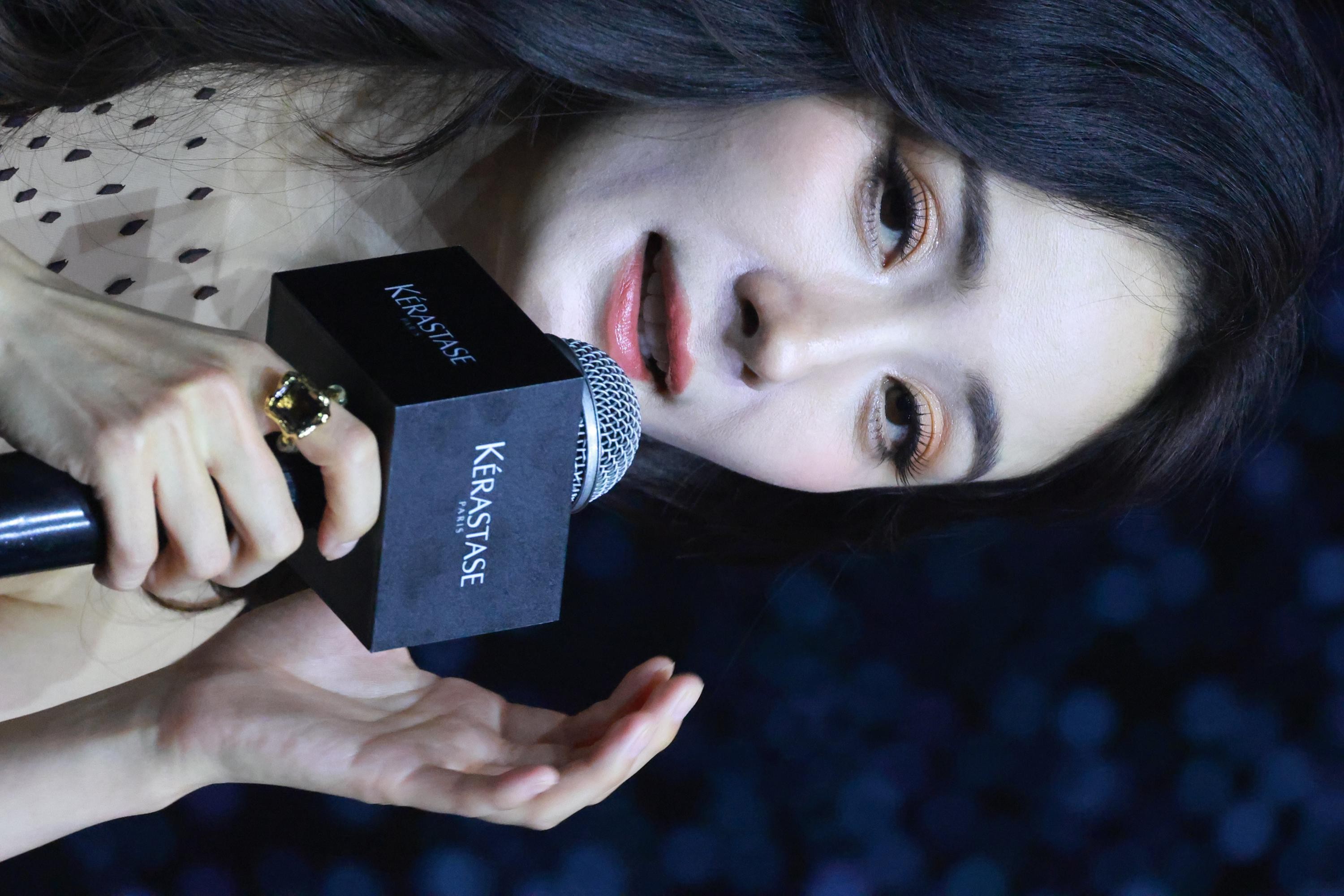 杨幂指尖轻触璀璨珠宝 刚柔并济诠释奢华珠宝叙事