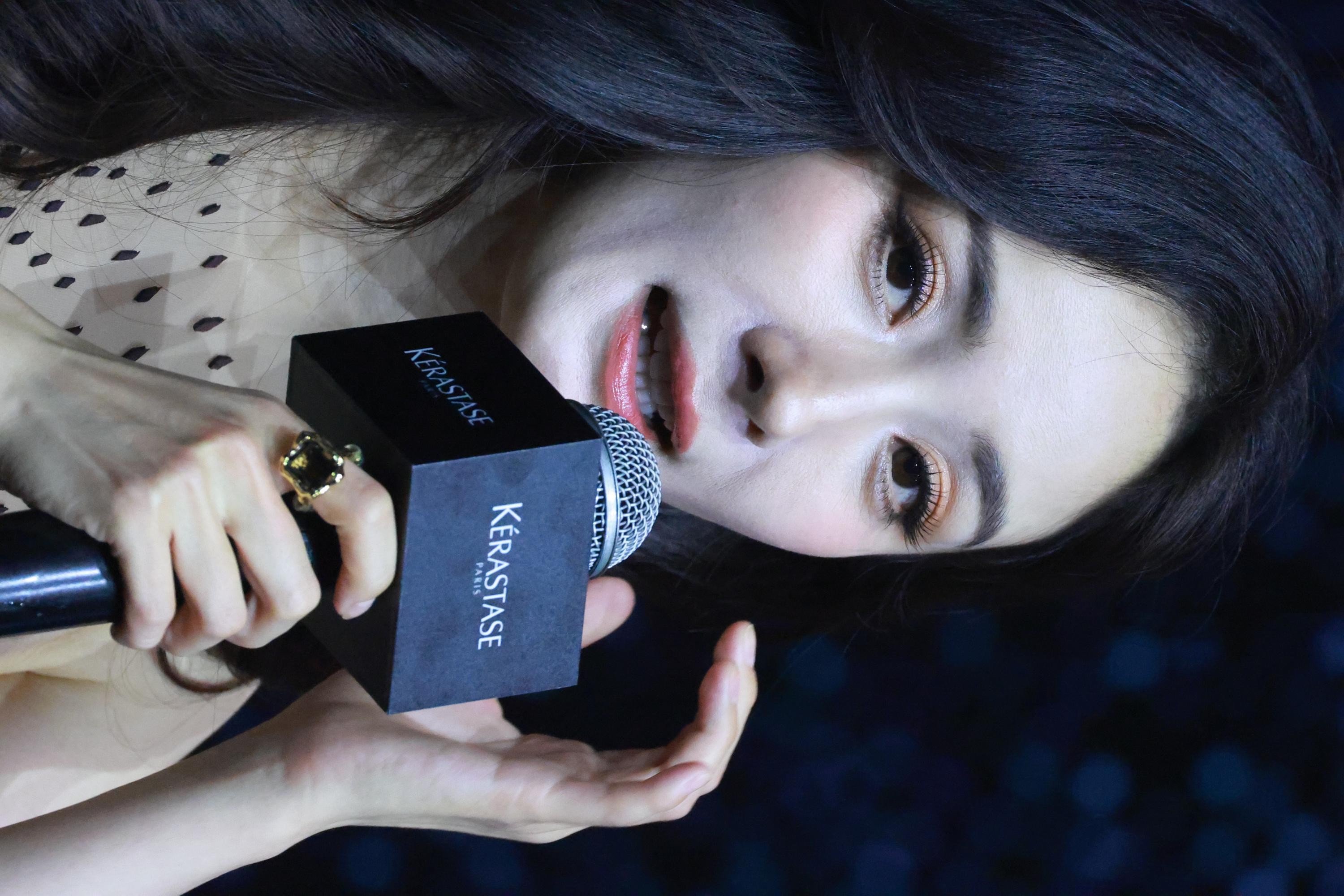 杨幂近距离凝视镜头 眼眸深邃如藏星河流转故事