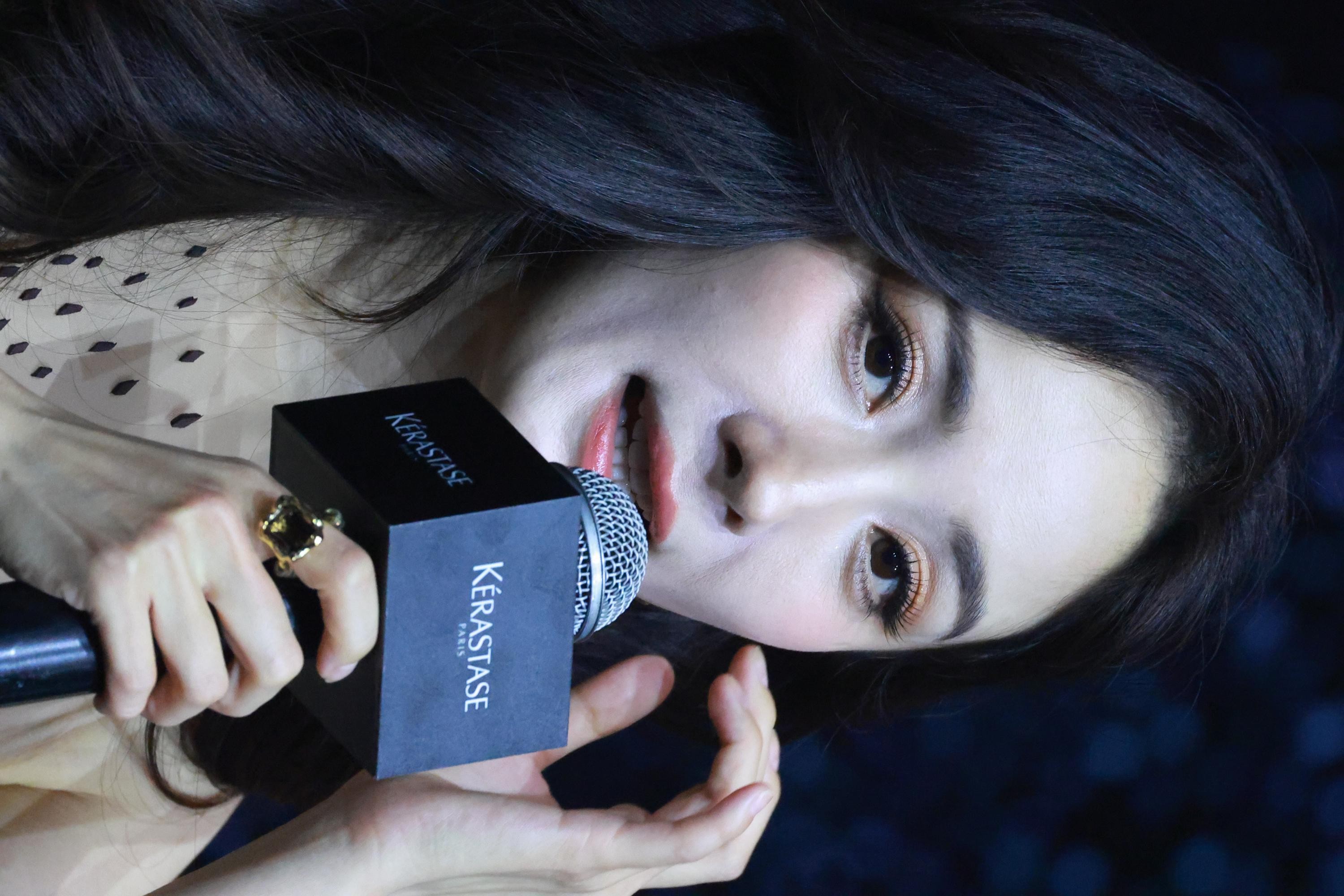 杨幂佩戴精致耳饰面露浅笑 温暖光影柔和了面部轮廓