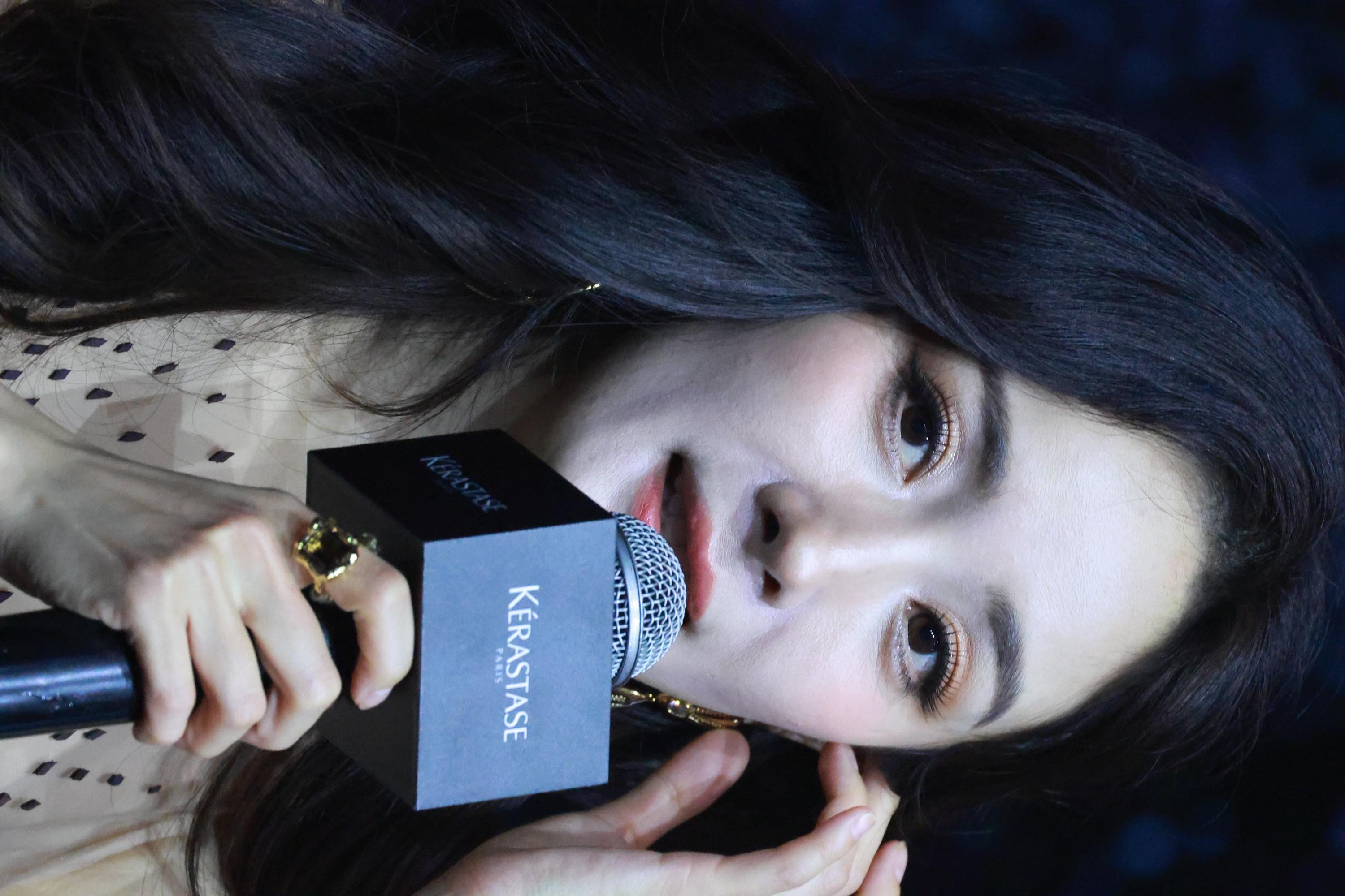 杨幂长发披肩眼神疏离 黑色背景下凸显静谧神秘气质