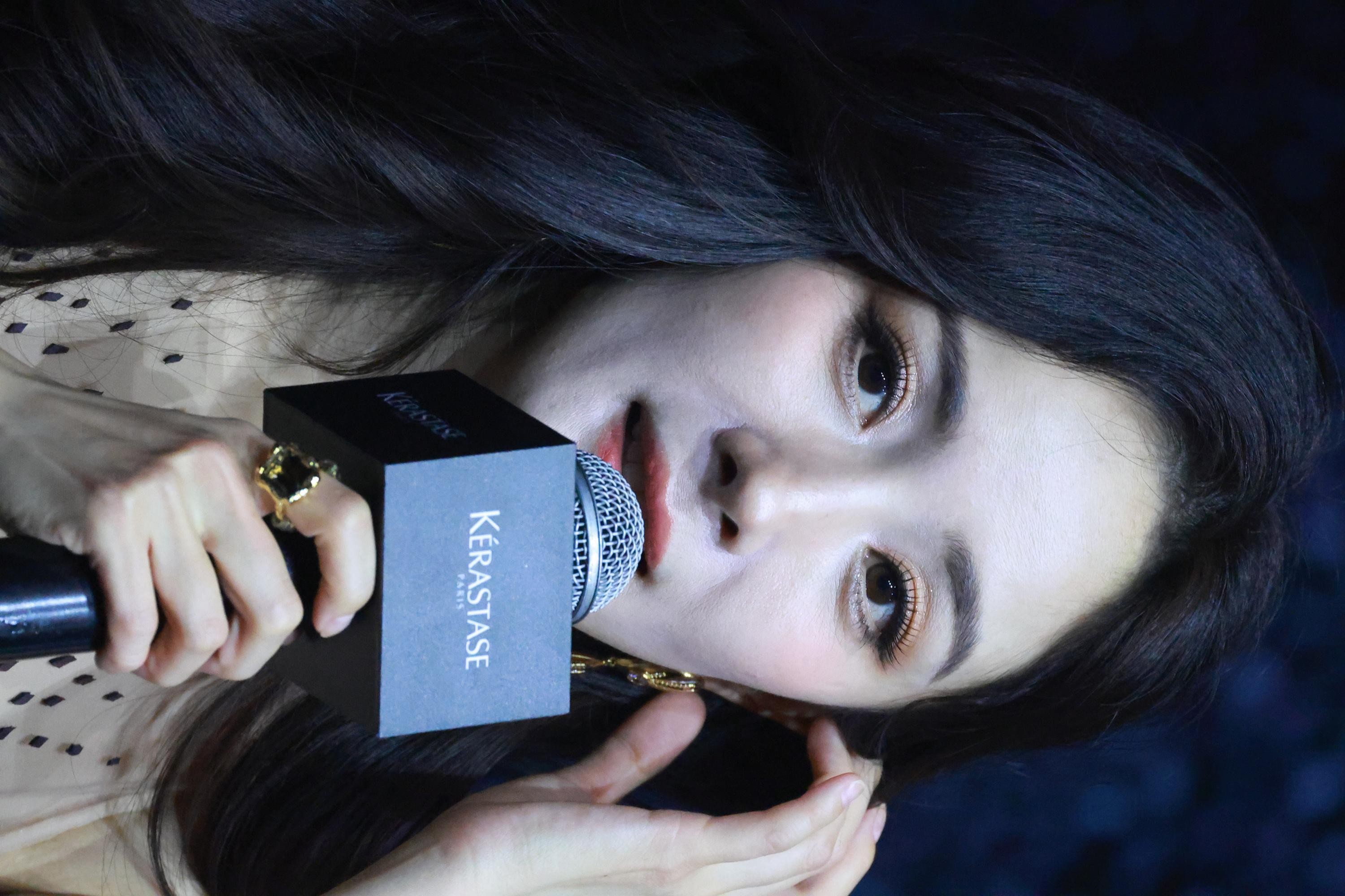 杨幂妆容精致散发柔和光晕 仿佛沐浴在清晨薄雾之中