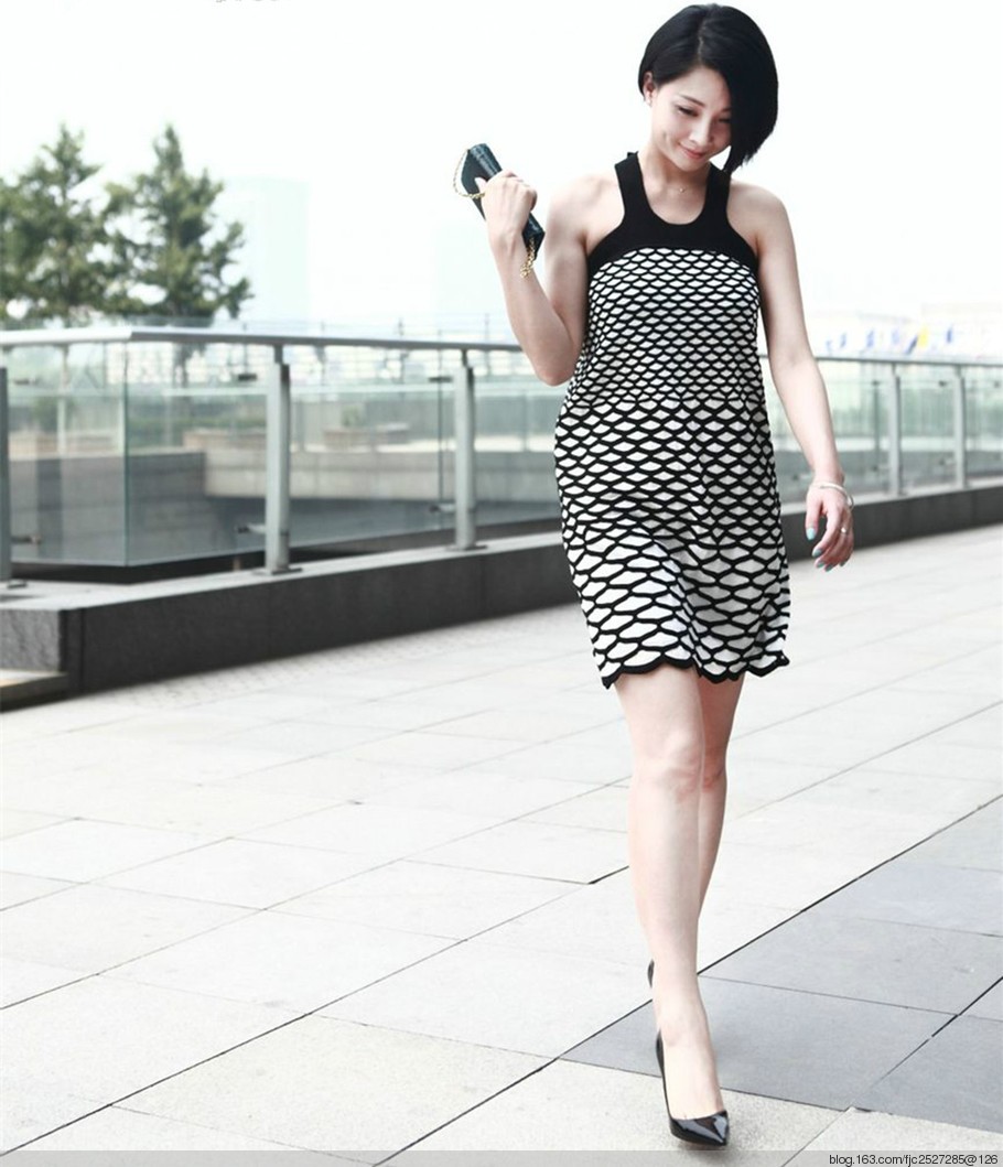 殷桃身着深色长裙侧身而立，柔美曲线与静谧光影交织出油画般的优雅质感