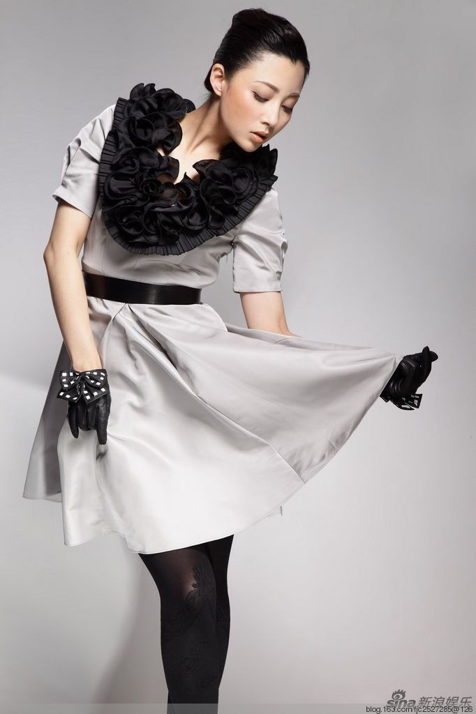 殷桃以优雅坐姿出镜，裙摆微扬展现其出众的腿部线条与整体造型的和谐之美