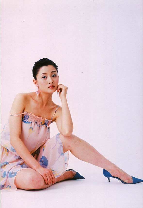 殷桃倚靠窗边姿态放松，一身简约装扮尽显其慵懒而不失精致的日常风情