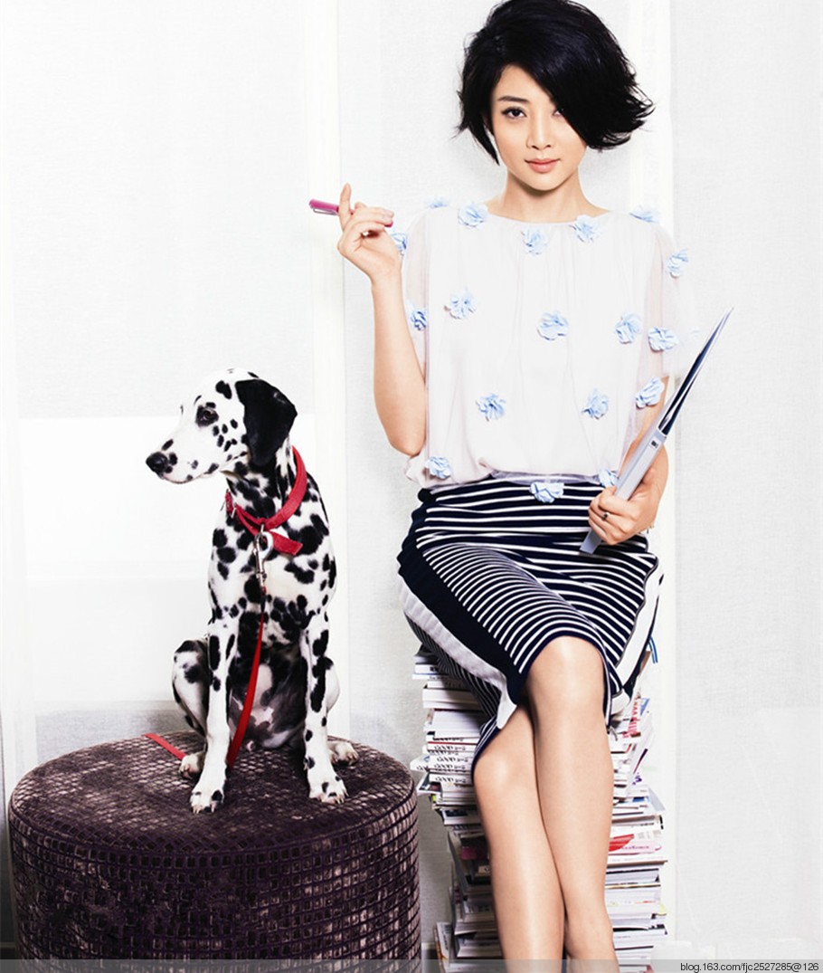 殷桃展露自信微笑，时尚穿搭与明亮背景烘托出其活力四射的现代女性形象