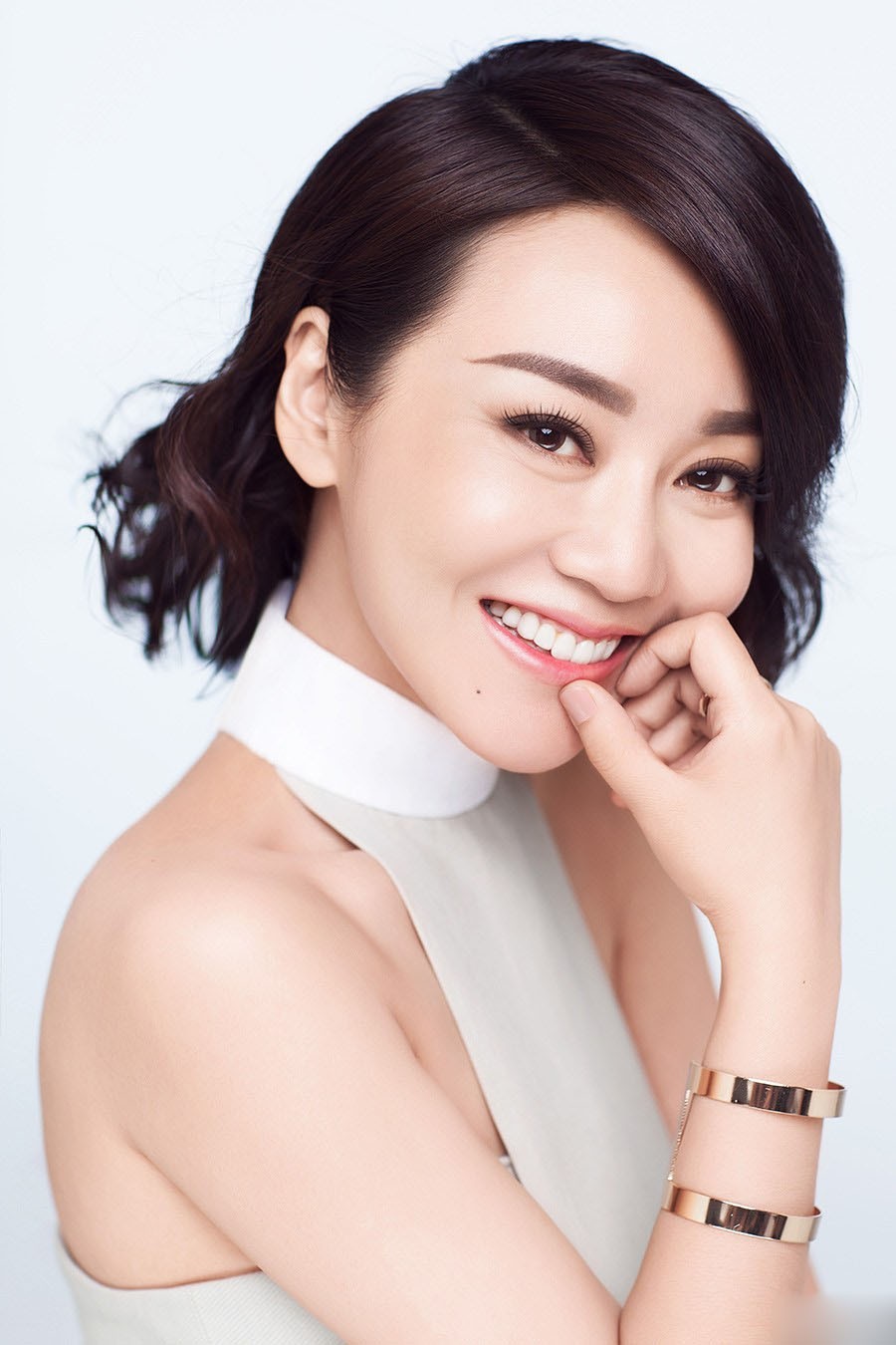 闫妮身穿黑色透视纱裙侧身回望，眼神深邃迷离尽显妩媚气质