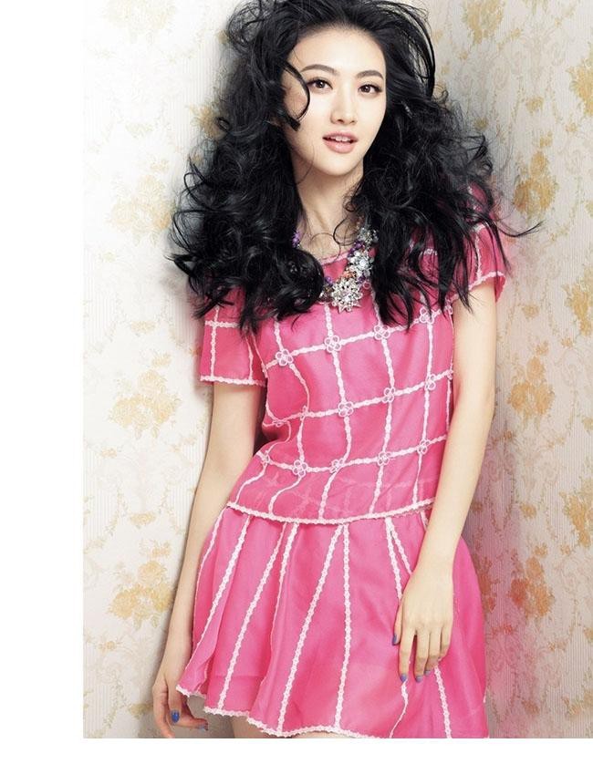 景甜身着粉色蛋糕裙手持多彩气球，于柔光下展露如糖般甜美笑容