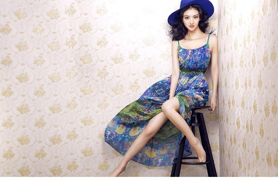 景甜优雅坐姿手抚裙裾，身后朦胧光斑点缀宛如置身浪漫花园