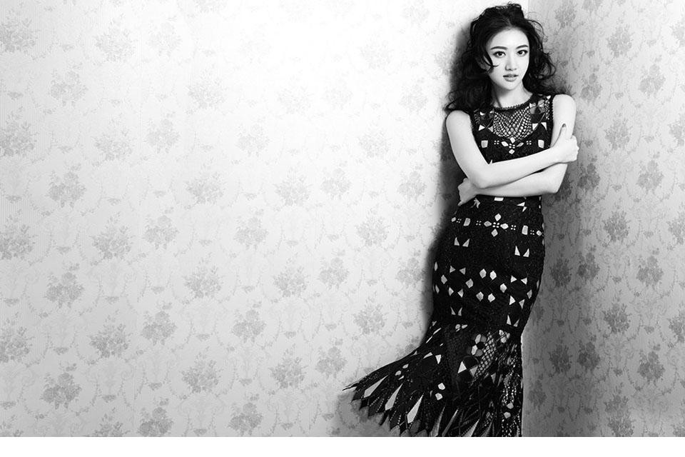 景甜倚靠场景巧笑倩兮，粉色装扮与愉悦表情洋溢着满满幸福感