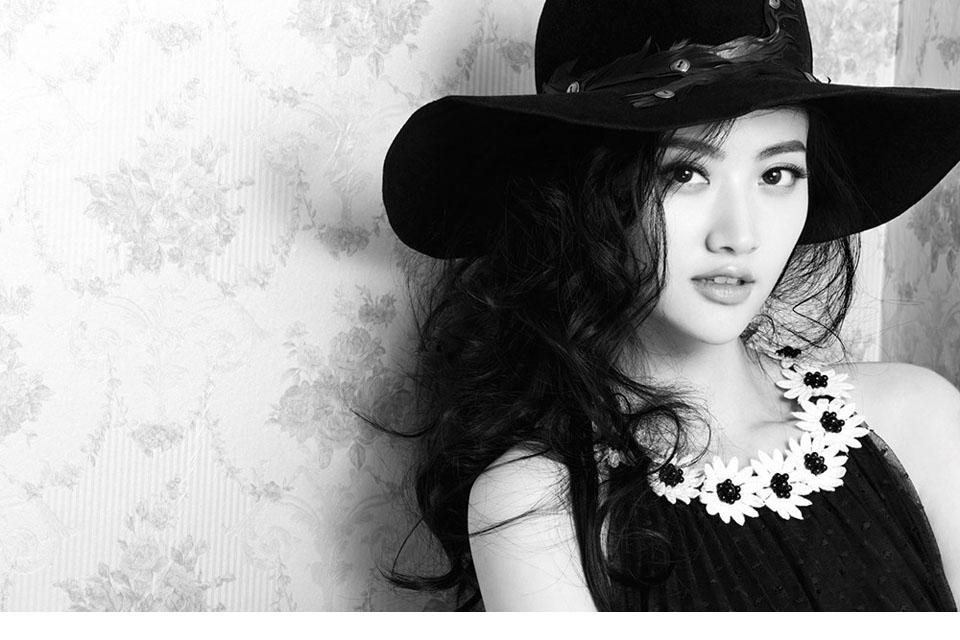 景甜手持气球轻盈旋转，裙摆翩跹画面充满动态的甜美与欢快