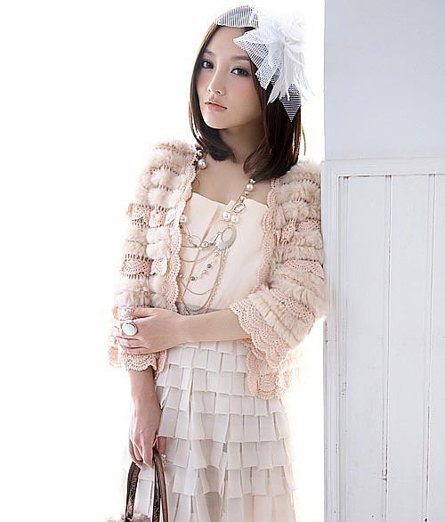 粉色裙摆如花瓣般散开，李小璐立于中央姿态优雅