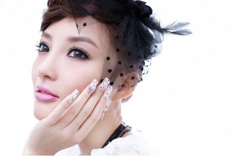 李小璐置身于粉白花丛中，轻抚花瓣若有所思