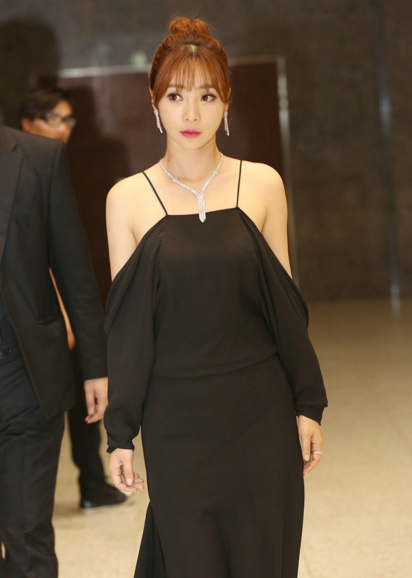 柳岩于签名墙前嫣然浅笑，露背裙摆如夜色中绽放的黑玫瑰