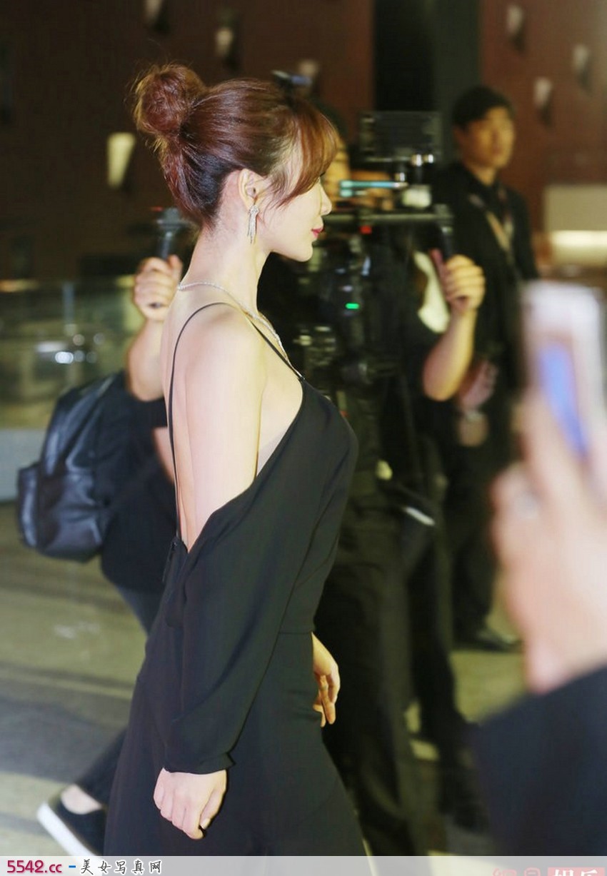 光影交错间柳岩背影如古典油画，露背设计尽显曼妙身姿