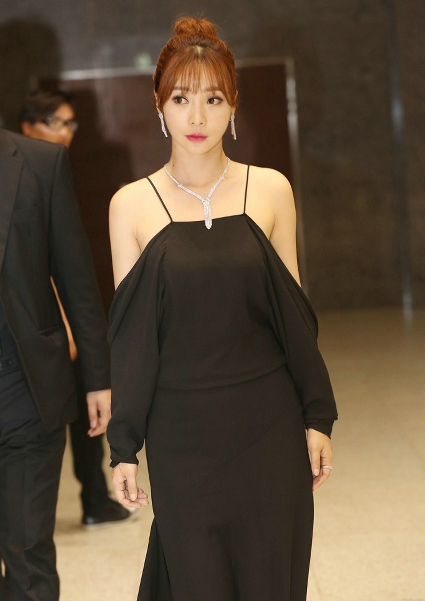 特写镜头下柳岩背部线条精致如雕塑，丝带与肌肤相映成趣