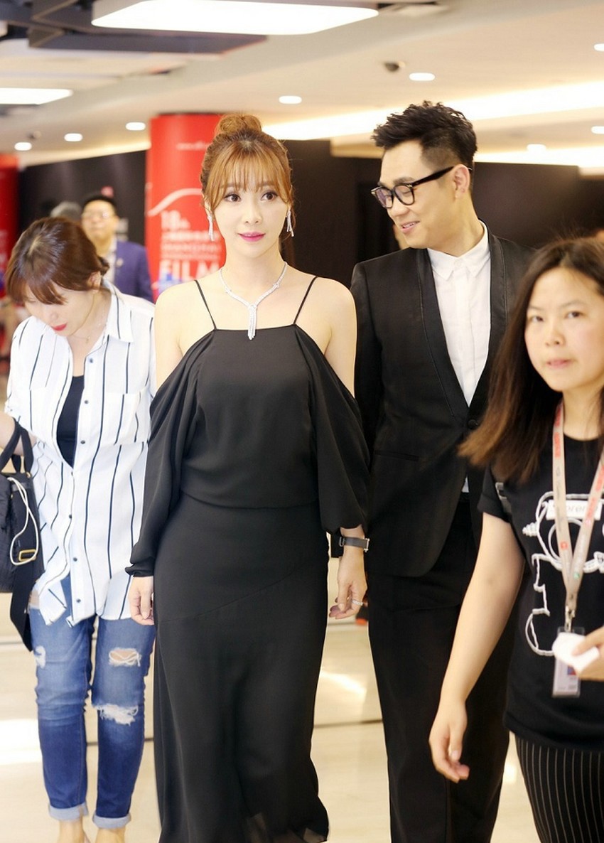 柳岩在宴会厅柔和光晕中驻足，露背长裙与华丽环境相得益彰