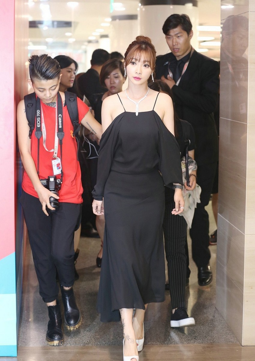 近距离捕捉柳岩礼服细节，露背处的精巧缝制尽显高级工艺