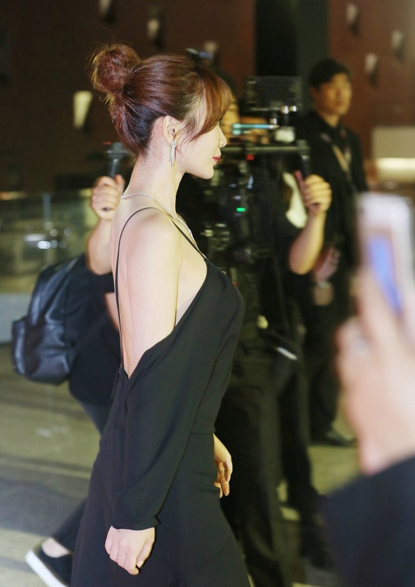 柳岩与友人温馨互动，侧面角度展现露背裙的立体剪裁设计