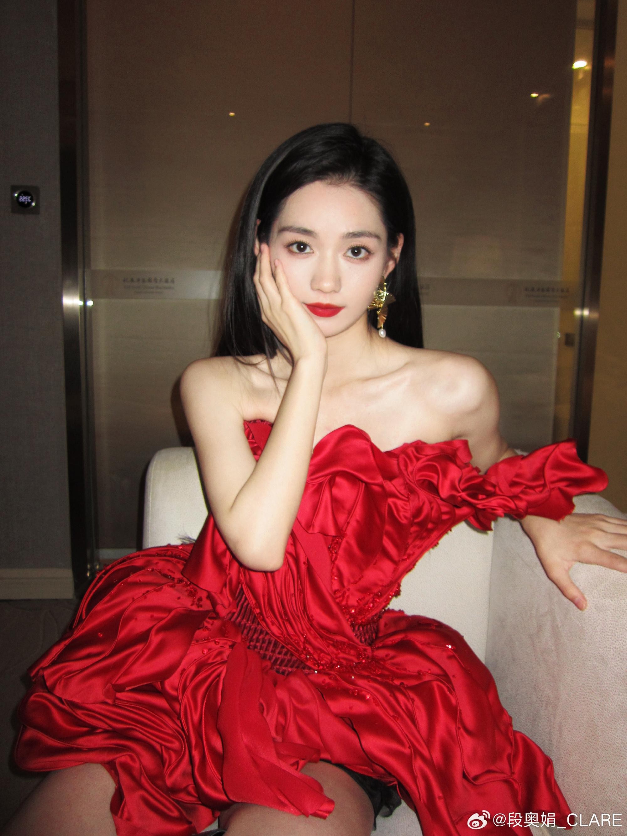 段奥娟飘逸长发倚窗凝望侧影