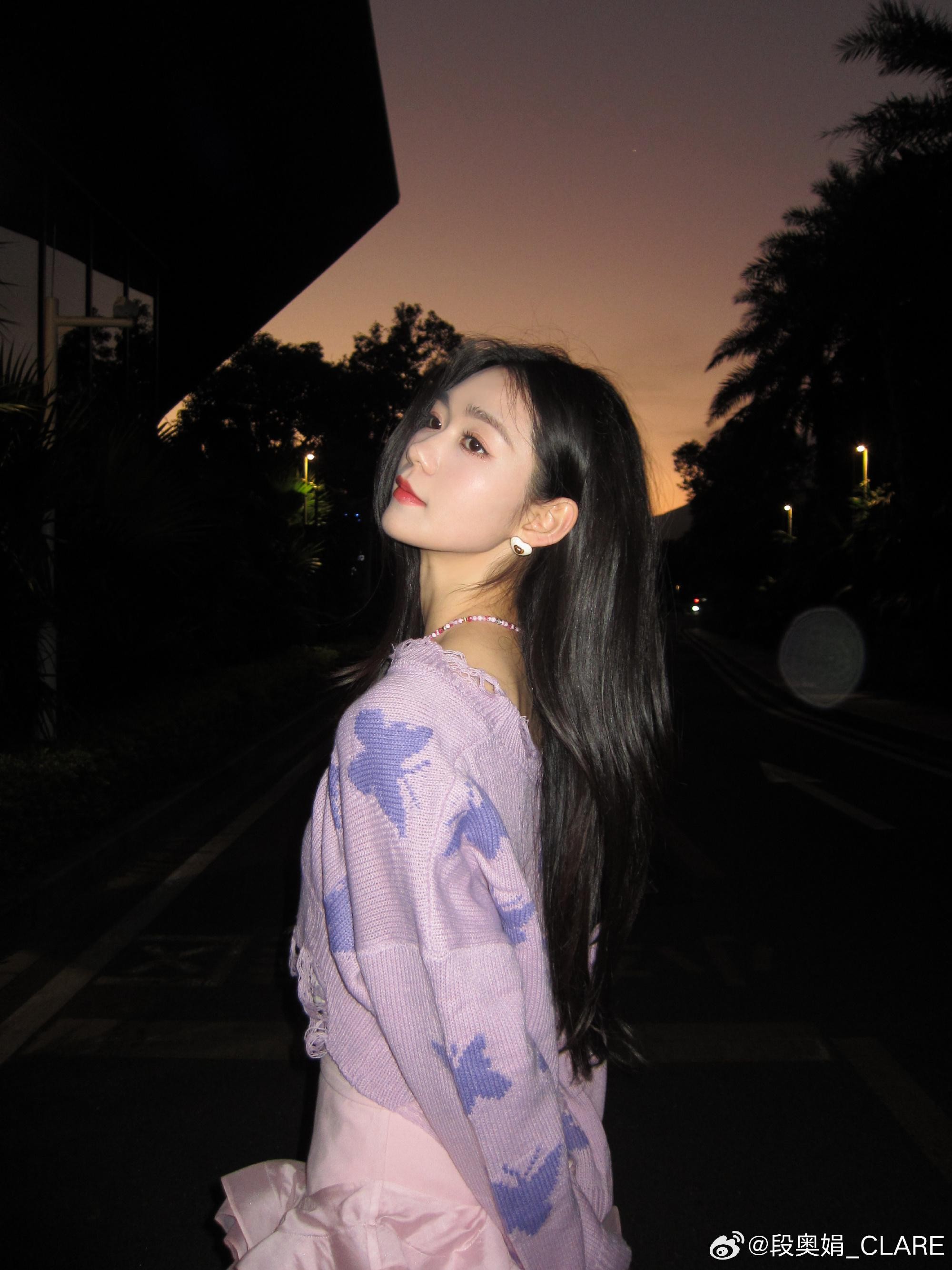 段奥娟回眸瞬间长发如瀑眼神深邃