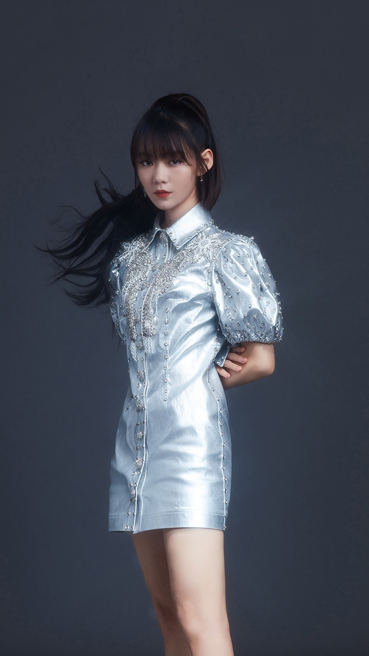 段奥娟慵懒倚靠沙发展现修长腿部线条